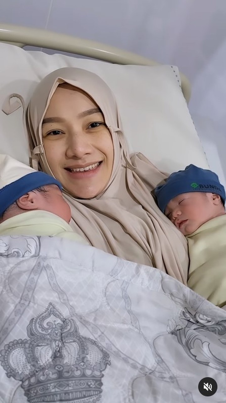 Ustad Riri Riza 7 Potret Istri Ustaz Riza Melahirkan Bayi Kembar Laki-laki yang Diberi ...