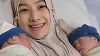 <p>Ustaz Riza membagikan momen usai persalinan istrinya di media sosial. Dalam satu unggahan, Indri terlihat menggendong dua anak laki-lakinya saat masih terbaring di kasur rumah sakit. (Foto: Instagram @ustdzrizamuhammad/ @_indrigiana)</p>