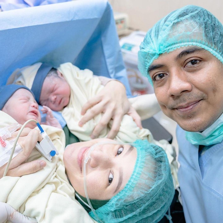 <p>Indri Giana melahirkan bayi kembarnya di usia kehamilan 36 minggu 3 hari. Ustaz Riza tampak mendampingi sang istri saat melahirkan bayi kembar Ali dan Alif. (Foto: Instagram @ustdzrizamuhammad/ @_indrigiana)</p>