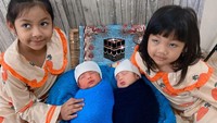 <p>Ustaz Riza dan Indri Giana juga membagikan potret bayi kembar mereka saat bersama dua kakaknya. Sebelum kelahiran Si Kembar, Ustaz Riza dan sang istri memang sudah dikaruniai dua anak perempuan. (Foto: Instagram @ustdzrizamuhammad/ @_indrigiana)</p>