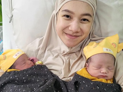 7 Potret Istri Ustaz Riza Melahirkan Bayi Kembar Laki-laki yang Diberi Nama Ali dan Alif