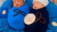 <p>Newborn photoshot Ali dan Alif begitu menggemaskan nih, Bunda. Ali dan Alif terlihat mengenakan penutup kepala seperti peci dengan tasbih di badannya. Foto ini diunggah Ustaz Riza hanya beberapa hari setelah Si Kembar lahir. (Foto: Instagram @ustdzrizamuhammad/ @_indrigiana)</p>