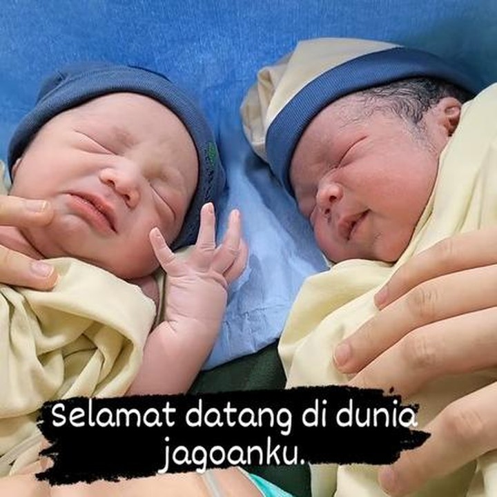 <p>Istri Ustaz Riza Muhammad, Indri Giana, melahirkan bayi kembar pada Minggu, 22 Januari 2023. Bayi kembar ini berjenis kelamin laki-laki, Bunda. (Foto: Instagram @ustdzrizamuhammad/ @_indrigiana)</p>