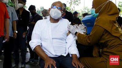 FOTO: Antusias Warga Suntik Vaksin Booster Kedua di Jakarta