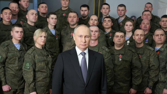 Rusia telah menginvasi Ukraina selama setahun sejak 24 Februari 2022. Usai operasi ini, Kremlin banjir sanksi dan kecaman.