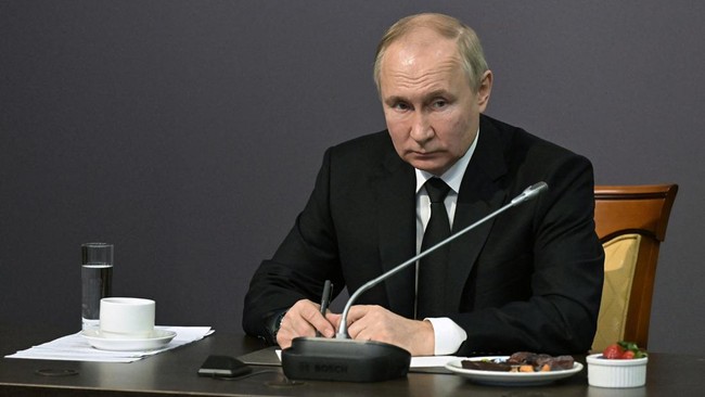 Putin Berang Jerman Kirim Tank ke Ukraina, Ancam Lawan Pakai Nuklir Presiden Vladimir Putin kembali mengancam bisa menggunakan senjata nuklir Rusia guna melawan segala bentuk ancaman dari negara Barat di Ukraina.