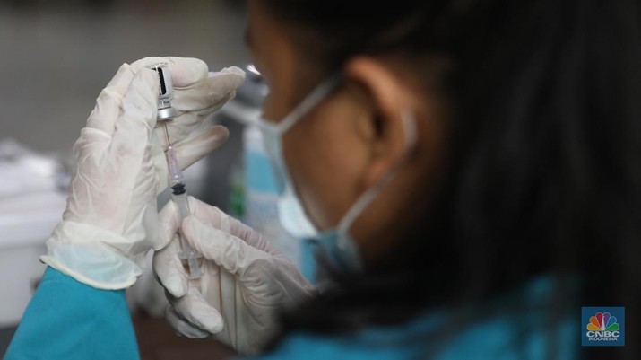 Warga menjalani vaksin booster kedua atau dosis keempat di kawasan Walikota Jakarta Timur, Selasa, (24/1/2023). (CNBC Indonesia/Muhammad Sabki)
