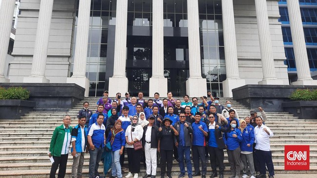 Kuasa hukum para pemohon, Denny Indrayana, mengatakan 13 serikat buruh yang diwakilinya menilai Perppu Ciptaker telah melanggar konstitusi.