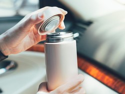 Karyawan SCBD Bergaya dengan Tumbler Sultan