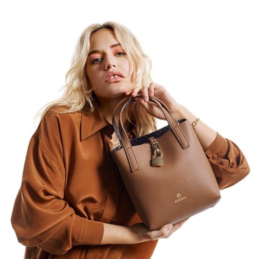 Georgia May Jagger Tampil 'Fierce' pada Koleksi Terbaru Spring/Summer AIGNER