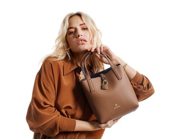 img-title Georgia May Jagger Tampil 'Fierce' pada Koleksi Terbaru Spring/Summer AIGNER