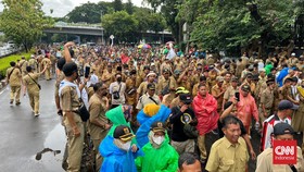 Demo Perangkat Desa di DPR, Jalan Gatot Subroto Arah Slipi Ditutup