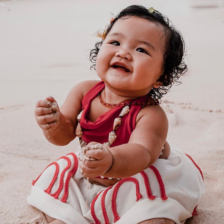 <p>Lucu dan menggemaskan ya, Bunda? Kita doakan, semoga Xarena tumbuh sehat dan <em>happy,</em> ya. (Foto: Instagram @sitibadriahh)</p>
