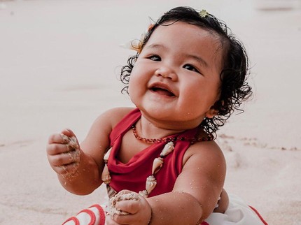 7 Potret Xarena Anak Siti Badriah yang Dibilang Gemoy Mirip Mochi, Bikin Gemas