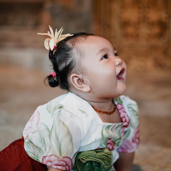 <p>Xarena lahir pada 18 maret 2022 lalu. Saat kelahirannya diumumkan sang ayah, bayi menggemaskan ini lahir dengan berat 38,15 kilogram (kg) dan panjang 49 centimeter (cm). (Foto: Instagram @sitibadriahh)<br /><br /><br /></p>