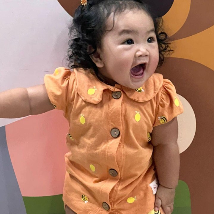 <p>Sebagian besar reaksi tersebut mengomentari penampilan Xarena yang lucu. Dengan pipi chubby-nya, ada yang menyebut Xarena mirip mochi. "Gumuushhhh nya xaren cantik. Jika ini sejenis mochi rasanya mau aku gigit," kata akun @ayaw******. (Foto: Instagram @sitibadriahh)<br /><br /></p>