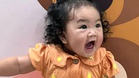 <p>Sebagian besar reaksi tersebut mengomentari penampilan Xarena yang lucu. Dengan pipi chubby-nya, ada yang menyebut Xarena mirip mochi. "Gumuushhhh nya xaren cantik. Jika ini sejenis mochi rasanya mau aku gigit," kata akun @ayaw******. (Foto: Instagram @sitibadriahh)<br /><br /></p>