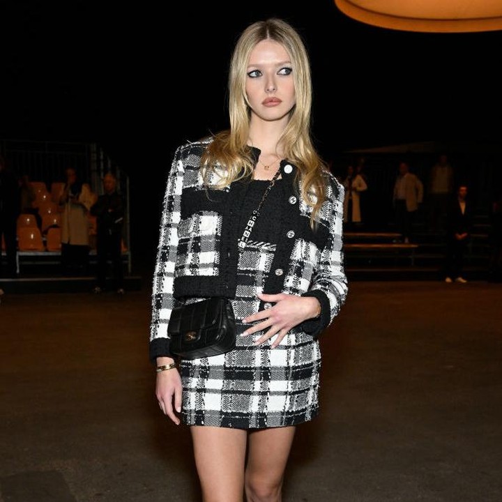 <p>Prediksi tersebut tampaknya hampir menjadi kenyataan. Di Paris Fashion Week 2023, debut Apple sebagai 'fashionista' juga sukses menggemparkan. Ia sangat memesona duduk di front row <em>Chanel's haute couture fashion show </em>bersama para selebriti lainnya. Selain itu, Apple juga membantu mendevelop produk dari brand lifestyle milik sang Bunda, lho. (Foto: Getty Images)</p>