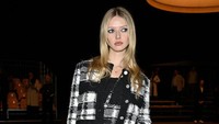 <p>Prediksi tersebut tampaknya hampir menjadi kenyataan. Di Paris Fashion Week 2023, debut Apple&nbsp;sebagai 'fashionista' juga sukses menggemparkan. Ia&nbsp;sangat memesona duduk di front row&nbsp;<em>Chanel's haute couture fashion show&nbsp;</em>bersama para selebriti lainnya. Selain itu, Apple&nbsp;juga membantu mendevelop produk dari brand lifestyle&nbsp;milik sang Bunda, lho. (Foto: Getty Images)</p>