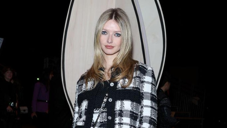 PARIS, FRANCE - JANUARY 24: (EDITORIAL USE ONLY - For Non-Editorial use please seek approval from Fashion House) Apple Martin attends the Chanel Haute Couture Spring Summer 2023 show as part of Paris Fashion Week  on January 24, 2023 in Paris, France. (Photo by Pascal Le Segretain/Getty Images)