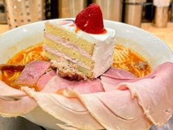 Bukan Daging, Ramen di Restoran Ini Toppingnya Strawberry Shortcake!