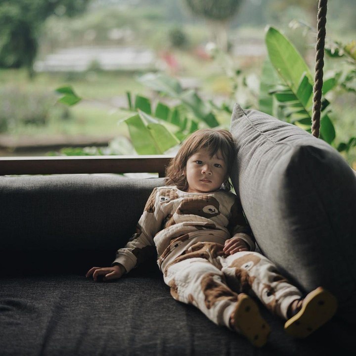 <p>Curtis Ziggy Mars Morschek lahir pada 30 Oktober 2020. Kini, balita dengan sapaan Mars ini sudah berusia 2 tahun, Bunda. (Foto: Instagram @sabaidieter & @ringgoagus)<br /><br /><br /></p>