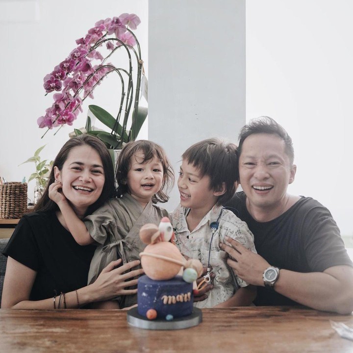 <p>Pasangan Ringgo Agus Rahman dan Sabai Morscheck sudah dikaruniai dua orang anak, Bunda. Mereka adalah Bjorka Dieter Morscheck dan Curtis Ziggy Mars Morschek. (Foto: Instagram @sabaidieter & @ringgoagus)<br /><br /><br /></p>