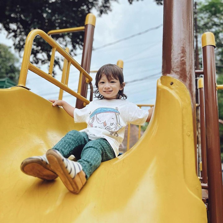 <p>Selain itu, Mars memang selalu berhasil membuat siapapun yang melihatnya merasa gemas. Dengan pipi chubby dan tinggal lucu, netizen selalu meninggalkan komentar menarik untuknya. (Foto: Instagram @sabaidieter & @ringgoagus)<br /><br /><br /></p>