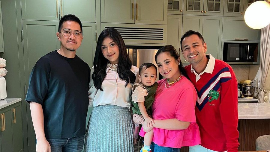 Raffi Ahmad, Nagita Slavina dan Rayyanza foto bareng dengan Erina dan Kaesang.