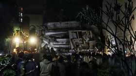 FOTO: Penampakan Evakuasi Gedung 4 Lantai Runtuh di India