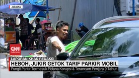 VIDEO: Heboh, Juru Parkir Ilegal Getok Tarif Parkir Mobil