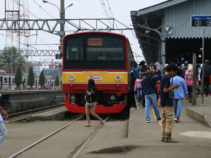 Cerita Bunda Melahirkan di Stasiun Tanah Abang, Alami Kontraksi di Gerbong KRL