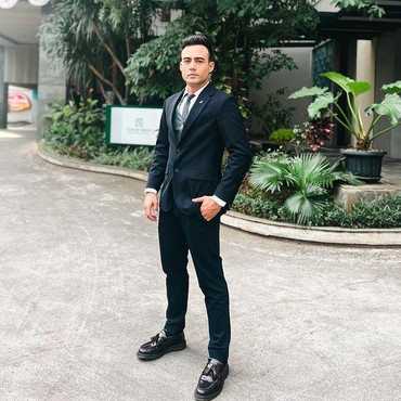 Beda Agama, 8 Potret Indra Brotolaras Sahabat Jadi Calon Suami Laura Theux