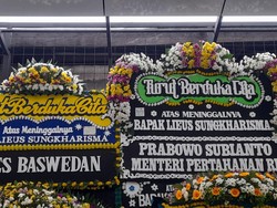Karangan Bunga Penuhi Rumah Duka Lieus Sungkharisma, Ada dari Prabowo-Anies
