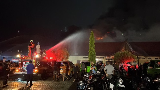 Kebakaran di gedung SDM di Markas Polda Kalsel berhasil dipadamkan sekitar satu jam oleh petugas Damkar dan hujan.