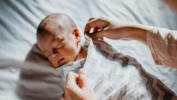 Kenali Cara Bedong Bayi yang Benar: Waktu Pemakaian, Manfaat Membedong Kenali Cara Bedong Bayi yang Benar: Waktu Pemakaian, Manfaat Membedong