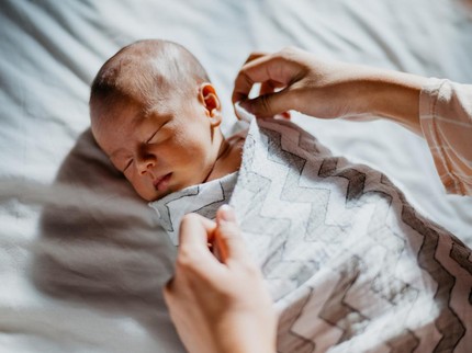 Kenali Cara Bedong Bayi yang Benar: Waktu Pemakaian, Manfaat Membedong