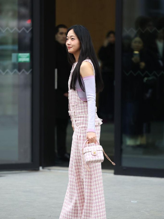 Penampilannya tersebut sukses menuai perhatian publik, terlebih Kim Go Eun memancarkan aura elegan yang berbeda dengan gaya sehari-harinya./ Foto: Getty Images/Jacopo Raule