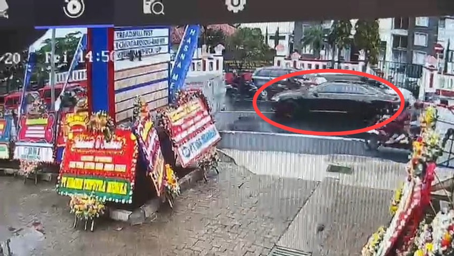 Mahasiswi Cianjur Tertabrak Iringan Mobil: Kronologi dan Identitas Korban Seorang mahasiswi di Cianjur tertabrak iringan mobil, Jumat, 20 Januari 2023. Polisi memastikan mobil yang menabrak korban bukan bagian iring-iringan polisi.