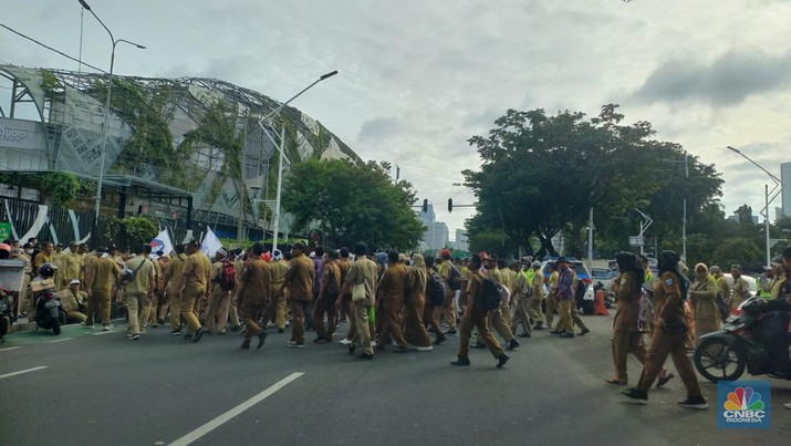 Massa aksi bergerak menuju depan gedung DPR RI, Jakarta, Rabu (25/1/2023). (CNBC Indonesia/Muhammad Iqbal)