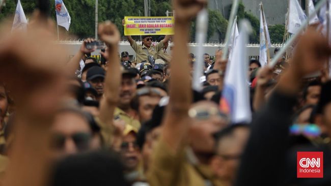 Ribuan massa demonstrasi dari Persatuan Perangkat Desa Indonesia (PPDI) di depan kompleks parlemen membubarkan diri.