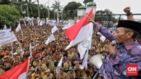 FOTO: Aksi Ribuan Perangkat Desa Geruduk DPR