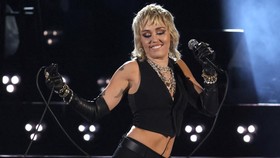 Flowers Buat Miley Cyrus Pecah Telor Punya Lagu Debut No 1 di Hot 100