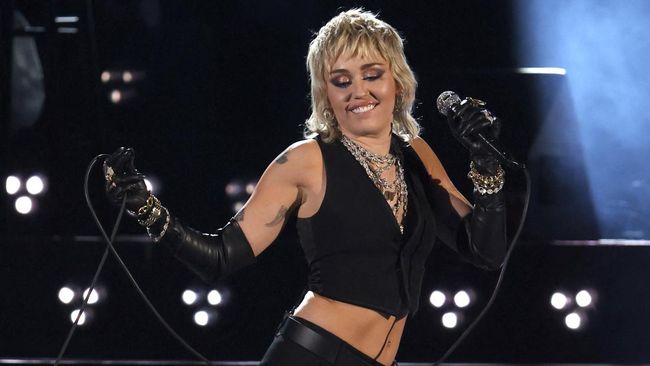 Miley Cyrus pecah telor memiliki lagu yang debut di nomor wahid tangga lagu populer Amerika Serikat, Billboard Hot 100, berkat lagu Flowers.
