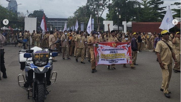 Para kepala desa (kades) kembali demo di depan gedung MPR/DPR RI pagi ini. Polisi mengalihkan arus lalu lintas mengingat massa saat ini sudah memenuhi Jalan Gatot Subroto, Jakarta Pusat. (Instagram @Foto profil tmcpoldametro tmcpoldametro)