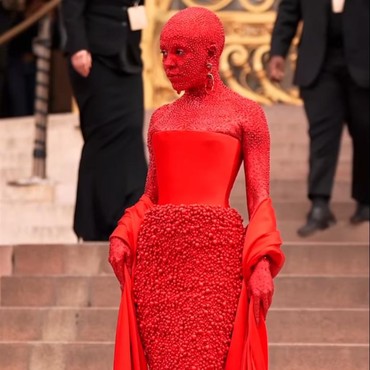 Hampir Tak Dikenali, 7 Potret Detail Doja Cat Bertabur 30 Ribu Swarovski