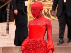 Hampir Tak Dikenali, 7 Potret Detail Doja Cat Bertabur 30 Ribu Swarovski