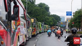 Demo DPR, Ratusan Bus Perangkat Desa Parkir Sepanjang Semanggi-Gatsu