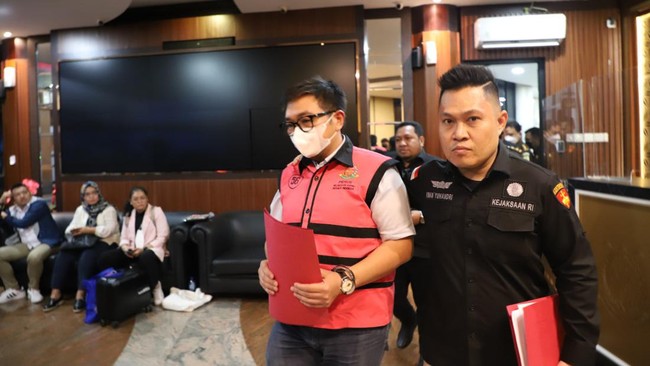 Tiga terdakwa yang menghadapi sidang tuntutan hari ini adalah Galumbang Menak Simanjuntak, Irwan Hermawan dan Mukti Ali.