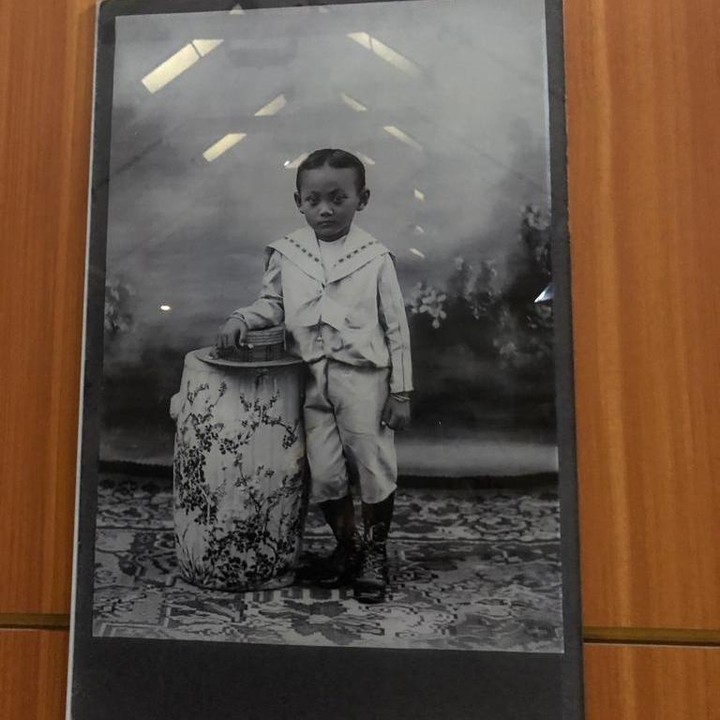 <p>Anak-anak pada masa itu kerap terlihat mengenakan pakaian berlengan panjang dengan celana selutut. Tak hanya itu, mereka juga mengenakan sepatu kulit tinggi. (Foto: Dokumentasi Museum Kartini)</p>